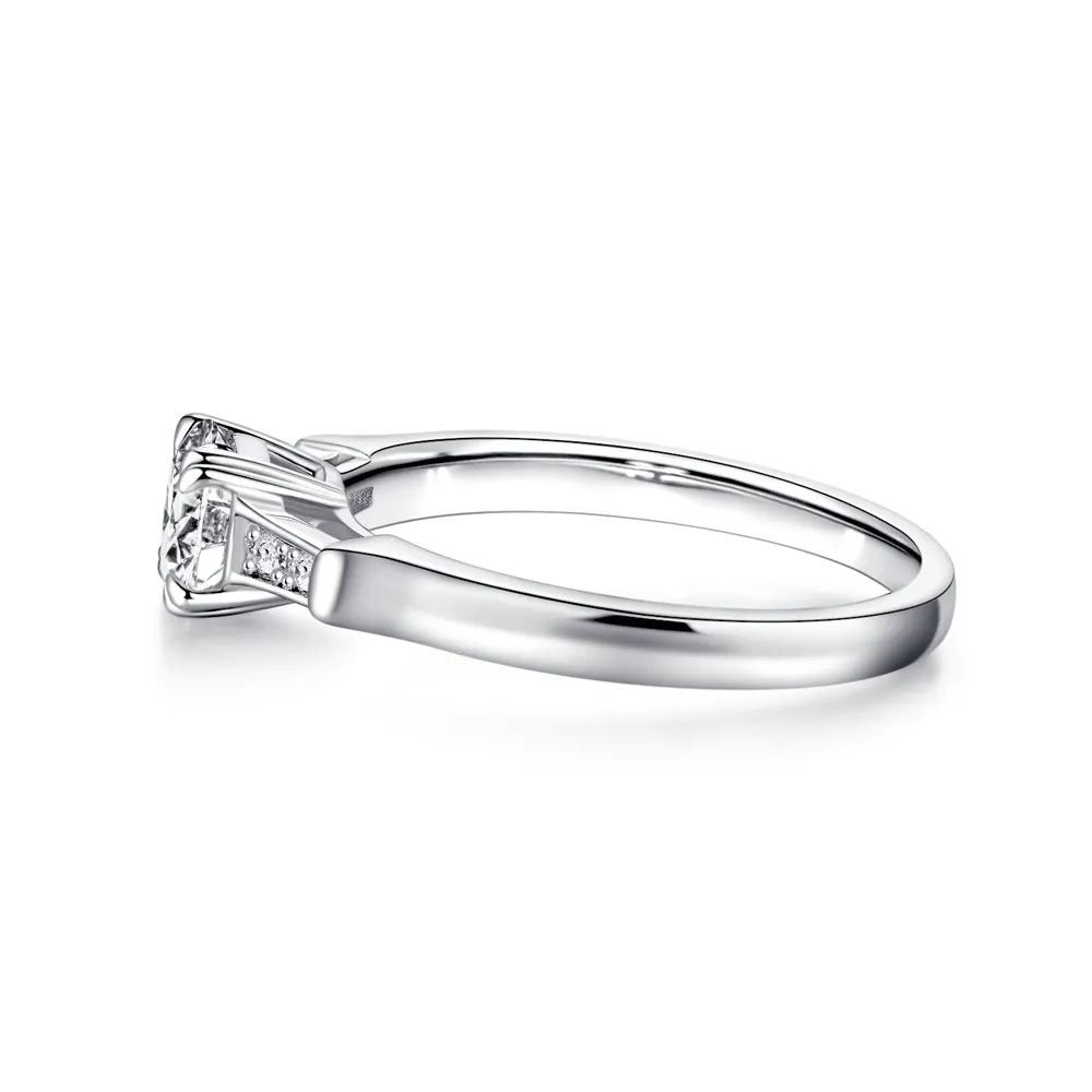 Brilliant Solitaire Round Cut Engagement Ring With Accents